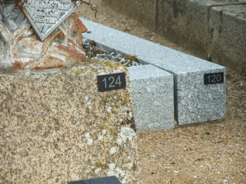 etiquette-ardoise-signaletique-tombe-cimetiere-sur-granit.jpg