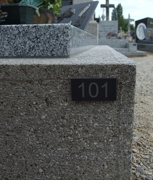 etiquette-ardoise-signaletique-tombe-cimetiere-sur-beton.jpg