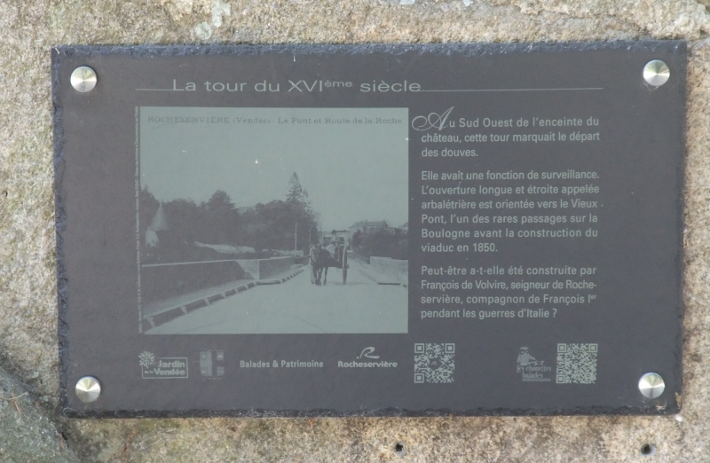 plaque-patrimoine-la-tour-du-16eme-siecle-rocheserviere-chouettes-balades-jardin-de-la-Vendee.jpg
