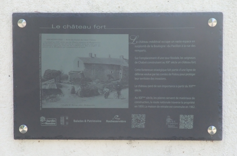 plaque-patrimoine-le-chateau-fort-rocheserviere-chouettes-balades-jardin-de-la-Vendee.jpg