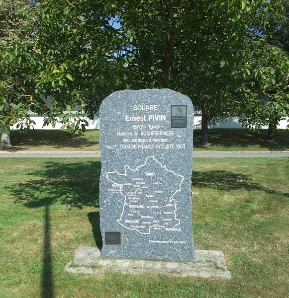 11plaque-collee-sur-la-stele-ernest-pivin-rocheserviere.jpg