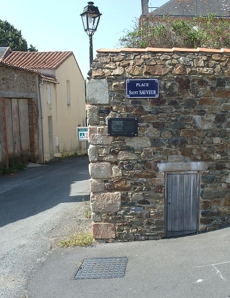9plaque-in-situ-explicative-site-saint-sauveur-rocheserviere.jpg